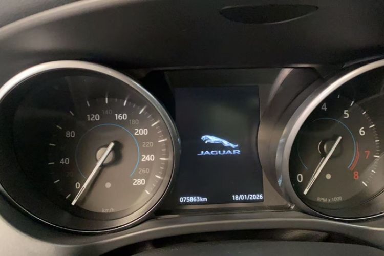 Used Jaguar F-PACE 2016 3.0 SC Four-Wheel Drive R-Sport Sport Edition Odometer Close Up