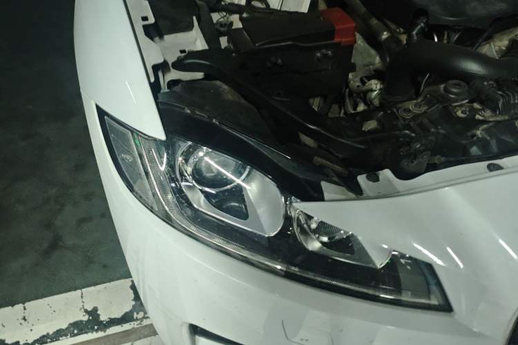 Used Jaguar F-PACE 2016 2.0T Two-Wheel Drive Urban Luxury Edition Right Front Headlight