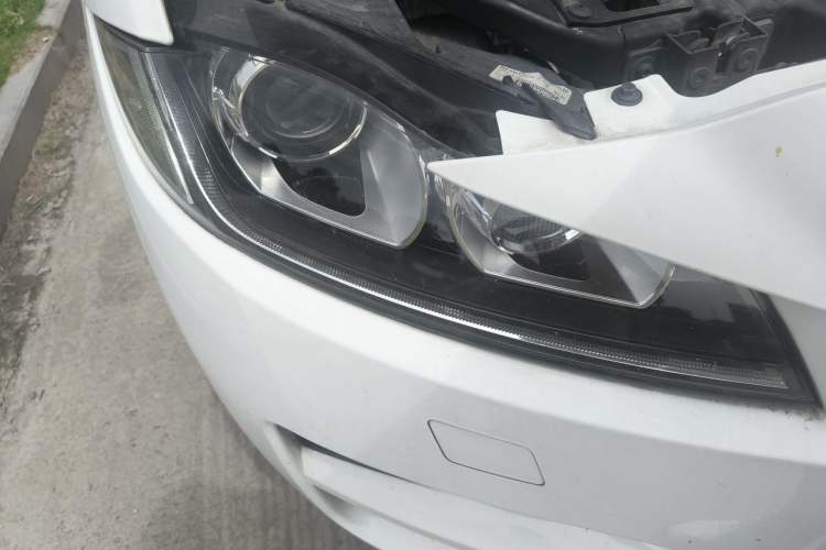 Used Jaguar F-PACE 2016 2.0T Two-Wheel Drive Urban Luxury Edition Right Front Headlight