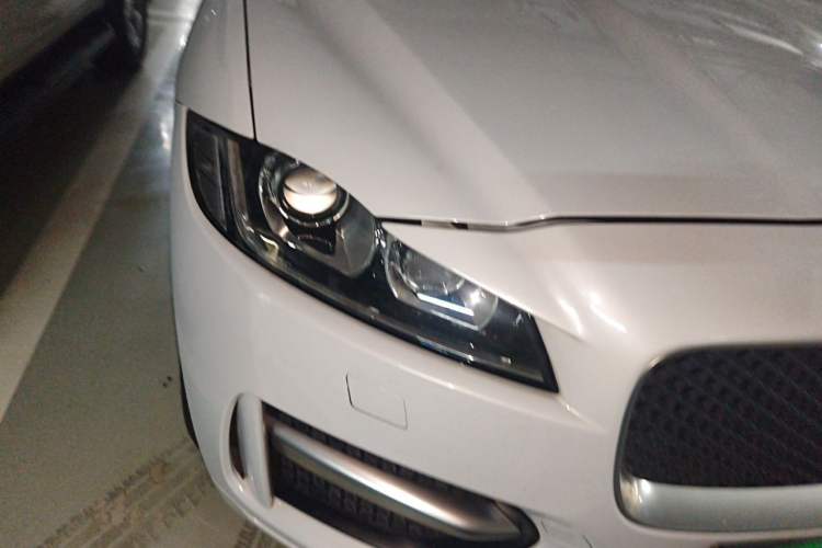 Used Jaguar F-PACE 2016 2.0T Two-Wheel Drive Urban Luxury Edition Right Front Headlight