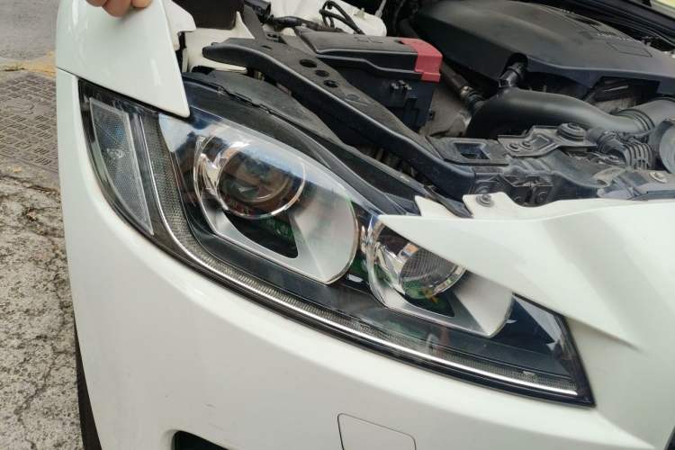 Used Jaguar F-PACE 2016 2.0T Two-Wheel Drive Urban Luxury Edition Right Front Headlight