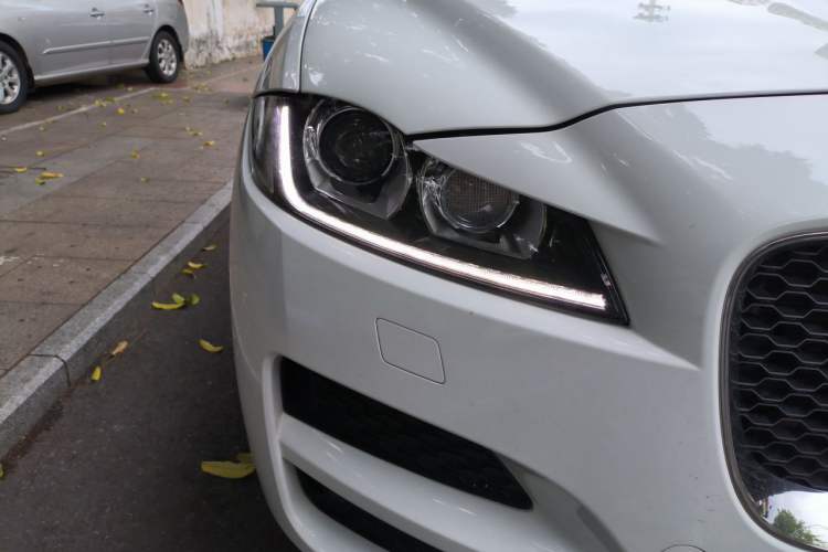 Used Jaguar F-PACE 2016 2.0T Two-Wheel Drive Urban Luxury Edition Right Front Headlight