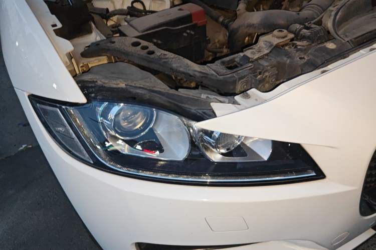 Used Jaguar F-PACE 2016 2.0T Two-Wheel Drive Urban Luxury Edition Right Front Headlight