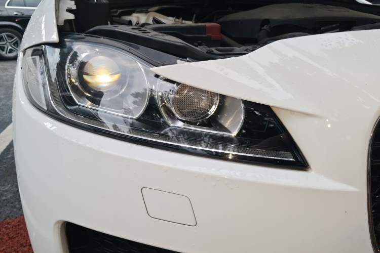 Used Jaguar F-PACE 2016 2.0T Two-Wheel Drive Urban Luxury Edition Right Front Headlight
