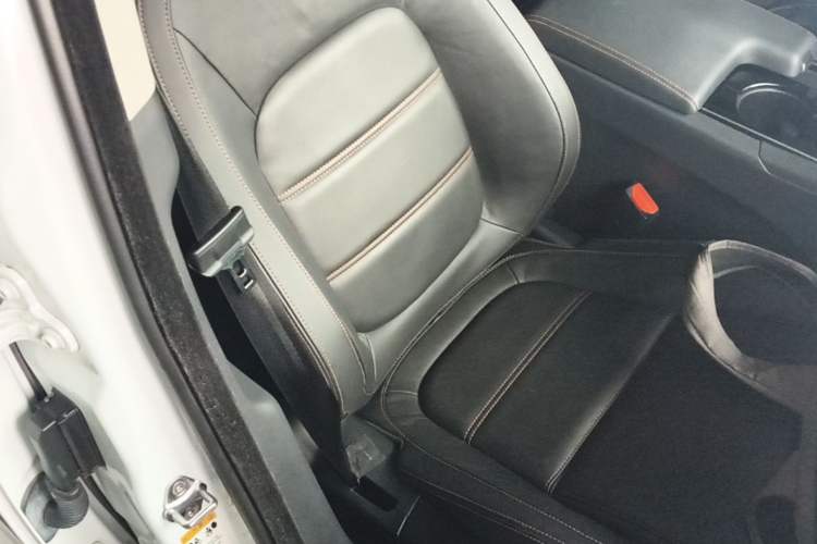 Used Jaguar F-PACE 2016 2.0T Two-Wheel Drive Urban Luxury Edition Right Front Seat