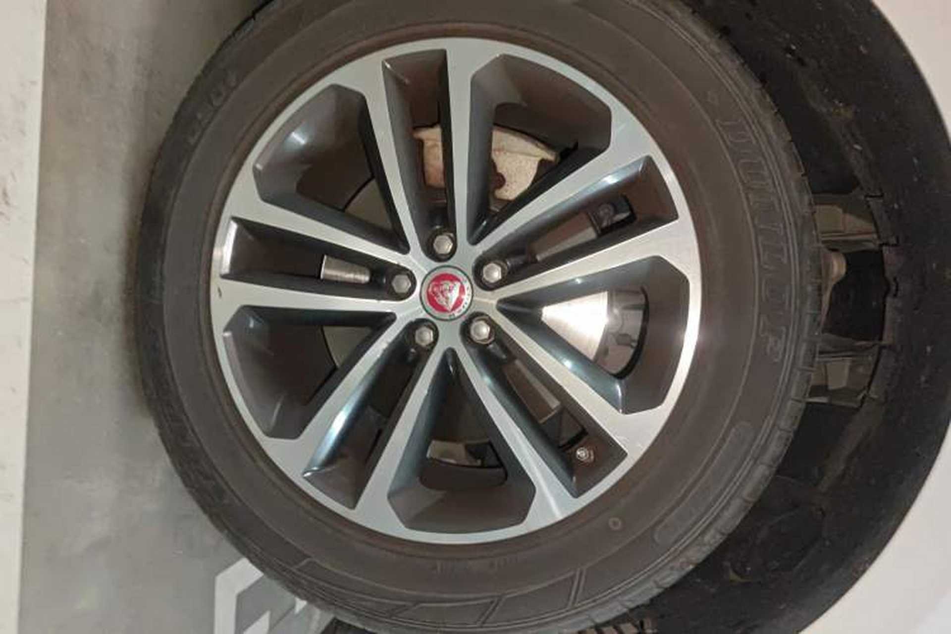 Used Jaguar F-PACE 2016 3.0 SC Four-Wheel Drive R-Sport Sport Edition Right Front Wheel Hub