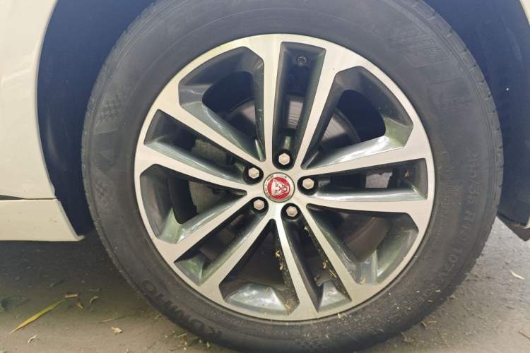Used Jaguar F-PACE 2016 2.0T Two-Wheel-Drive R-Sport Sport Edition Right Front Wheel Hub