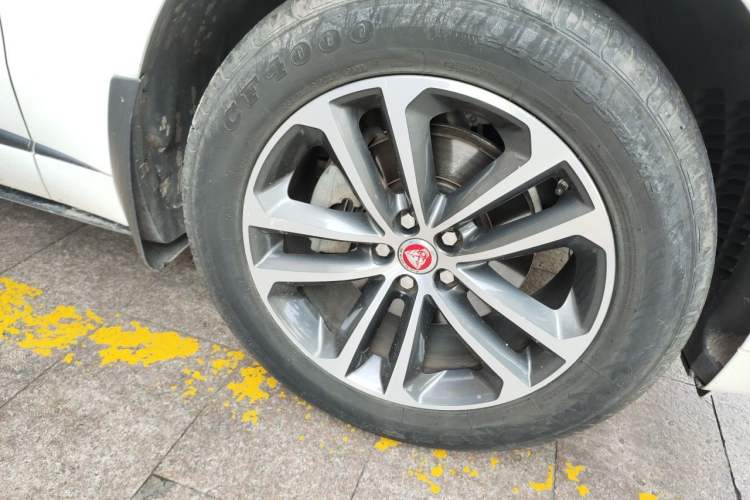 Used Jaguar F-PACE 2016 2.0T Two-Wheel-Drive R-Sport Sport Edition Right Front Wheel Hub