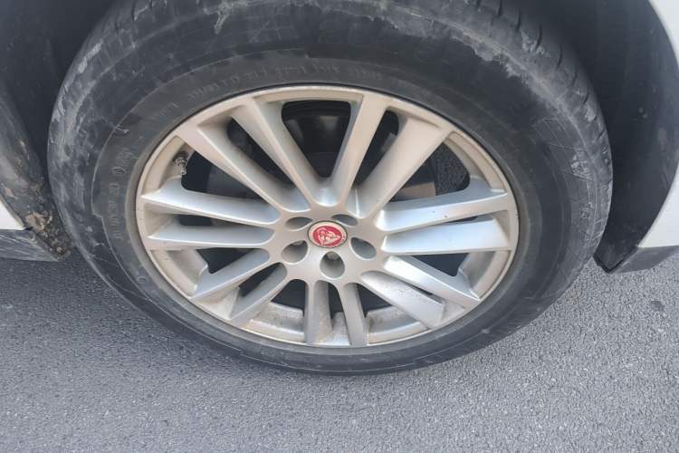 Used Jaguar F-PACE 2016 2.0T Two-Wheel-Drive R-Sport Sport Edition Right Front Wheel Hub