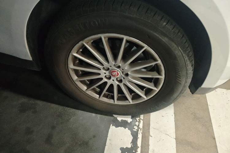 Used Jaguar F-PACE 2016 2.0T Two-Wheel Drive Urban Luxury Edition Right Front Wheel Hub