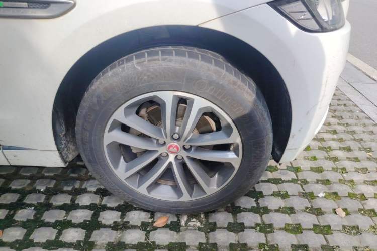 Used Jaguar F-PACE 2016 2.0T Two-Wheel-Drive R-Sport Sport Edition Right Front Wheel Hub