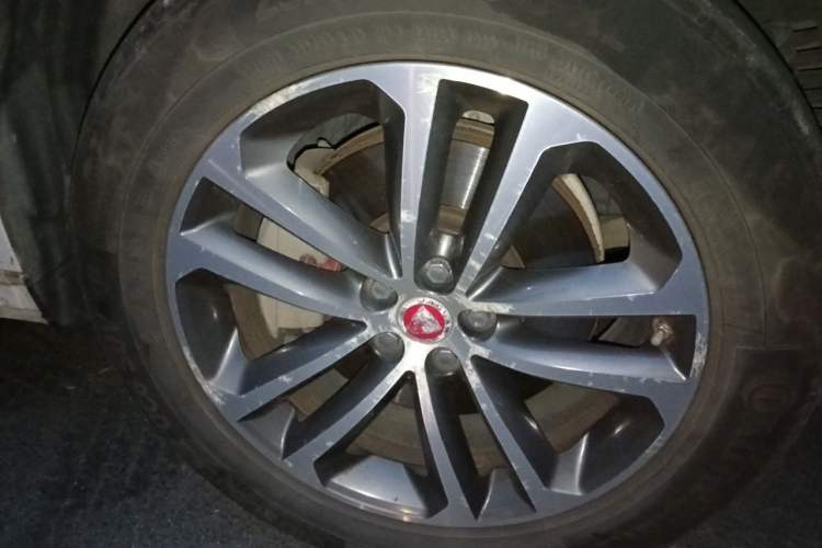 Used Jaguar F-PACE 2016 3.0 SC Four-Wheel Drive R-Sport Sport Edition Right Front Wheel Hub