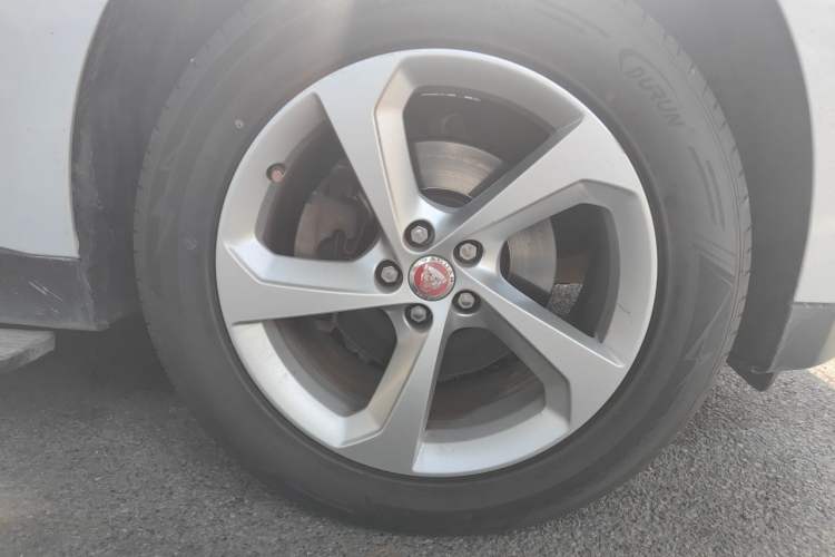 Used Jaguar F-PACE 2016 2.0T Two-Wheel Drive Urban Luxury Edition Right Front Wheel Hub