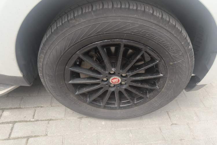 Used Jaguar F-PACE 2016 2.0T Two-Wheel Drive Urban Luxury Edition Right Front Wheel Hub