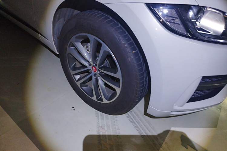 Used Jaguar F-PACE 2016 2.0T Two-Wheel Drive Urban Luxury Edition Right Front Wheel Hub
