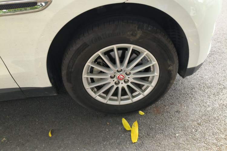 Used Jaguar F-PACE 2016 2.0T Two-Wheel Drive Urban Luxury Edition Right Front Wheel Hub