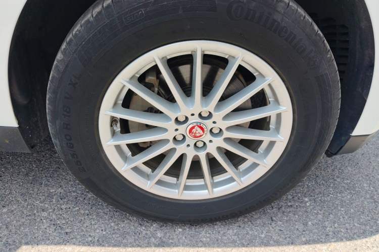 Used Jaguar F-PACE 2016 2.0T Two-Wheel Drive Urban Luxury Edition Right Front Wheel Hub