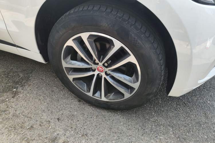 Used Jaguar F-PACE 2016 2.0T Two-Wheel-Drive R-Sport Sport Edition Right Front Wheel Hub