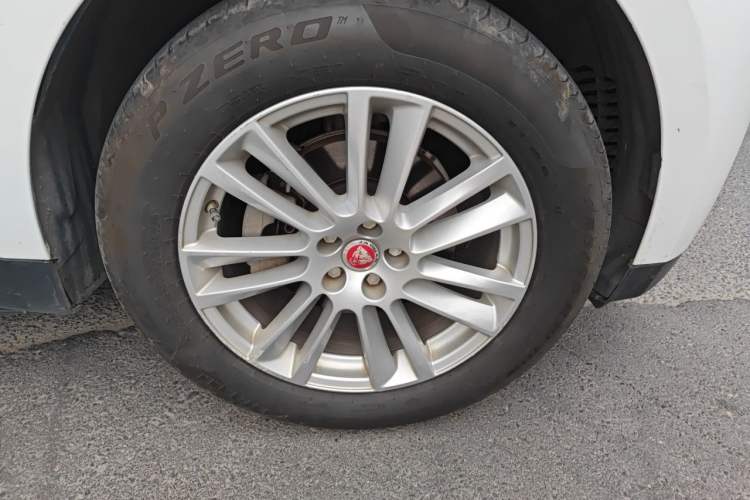 Used Jaguar F-PACE 2016 2.0T Two-Wheel Drive Urban Luxury Edition Right Front Wheel Hub