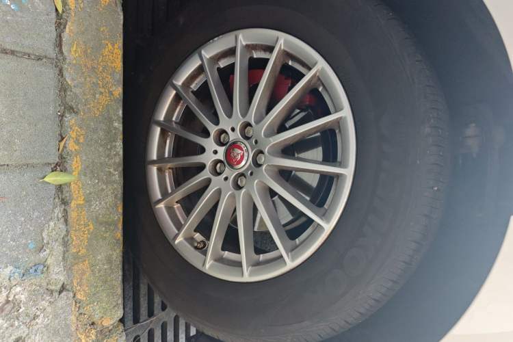 Used Jaguar F-PACE 2016 2.0T Two-Wheel Drive Urban Luxury Edition Right Front Wheel Hub