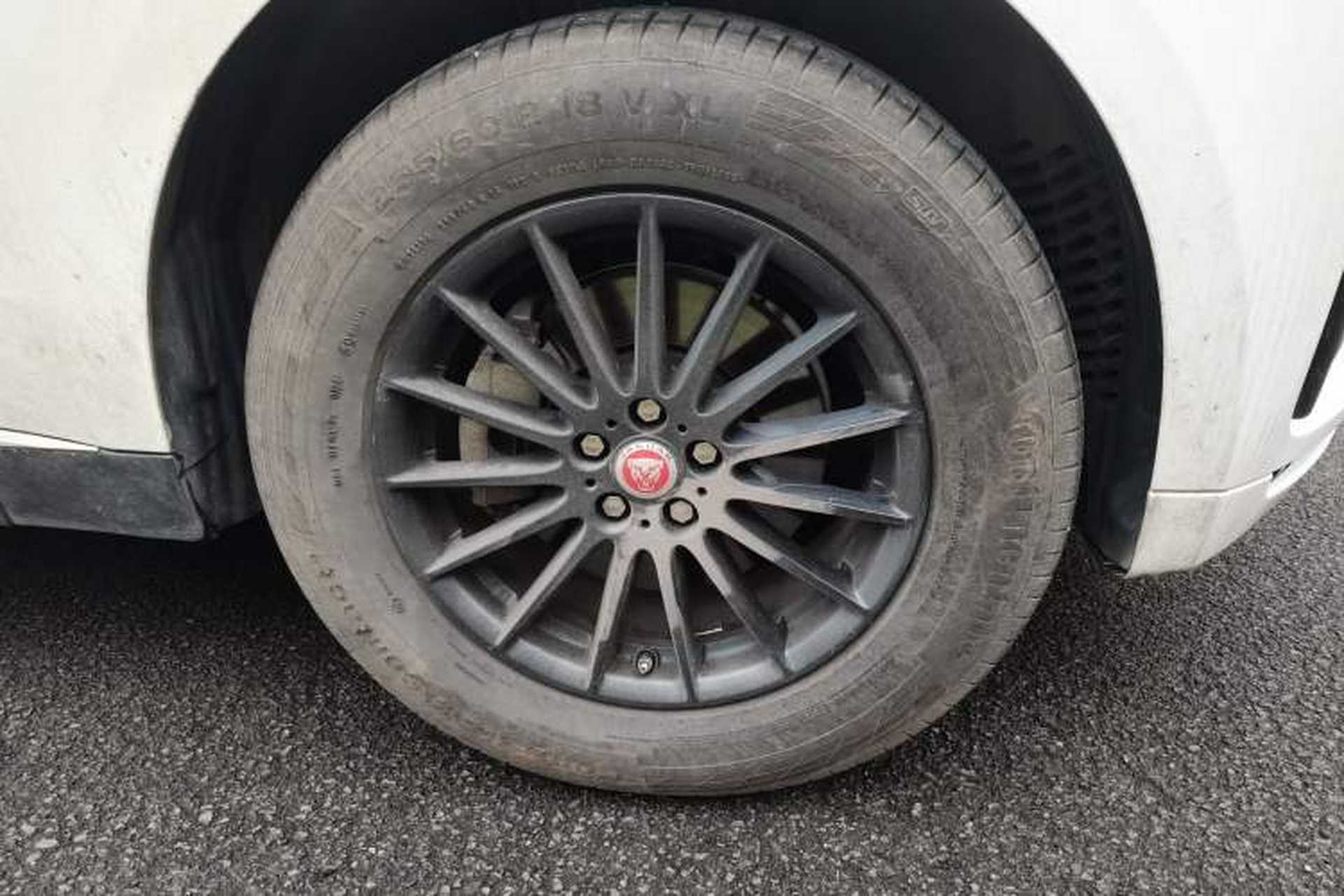 Used Jaguar F-PACE 2016 2.0T Two-Wheel Drive Urban Luxury Edition Right Front Wheel Hub