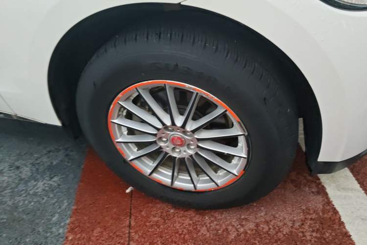 Used Jaguar F-PACE 2016 2.0T Two-Wheel Drive Urban Luxury Edition Right Front Wheel Hub