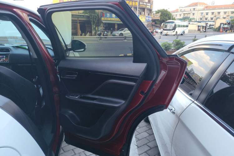 Used Jaguar F-PACE 2016 2.0T Two-Wheel Drive Urban Luxury Edition Right Rear Door Interior