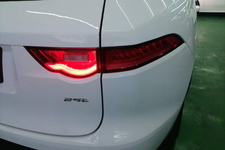 Used Jaguar F-PACE 2016 2.0T Two-Wheel-Drive R-Sport Sport Edition Right Rear Taillight