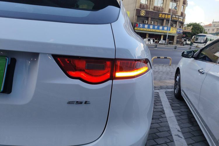 Used Jaguar F-PACE 2016 2.0T Two-Wheel Drive Urban Luxury Edition Right Rear Taillight