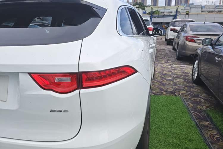 Used Jaguar F-PACE 2016 2.0T Two-Wheel-Drive R-Sport Sport Edition Right Rear Taillight