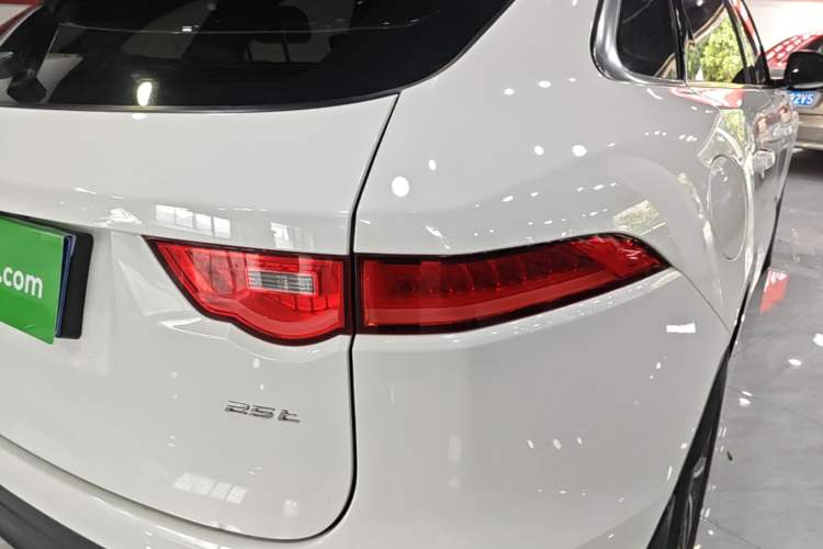 Used Jaguar F-PACE 2016 2.0T Two-Wheel-Drive R-Sport Sport Edition Right Rear Taillight
