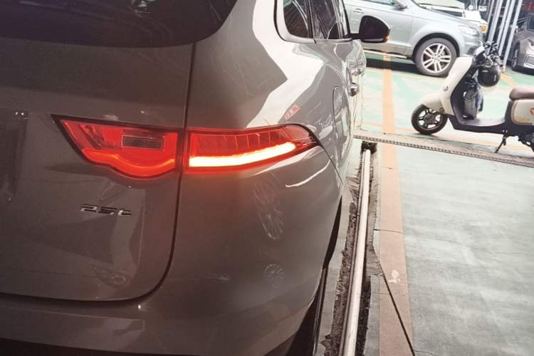 Used Jaguar F-PACE 2016 2.0T Two-Wheel Drive Urban Luxury Edition Right Rear Taillight