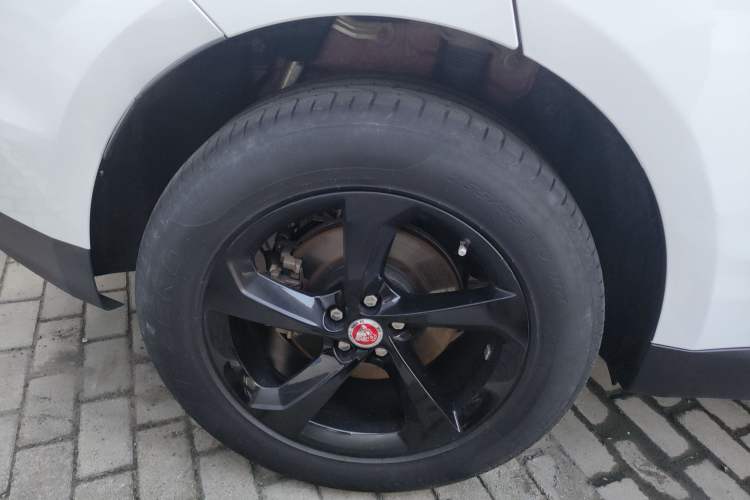 Used Jaguar F-PACE 2016 2.0T Two-Wheel Drive Urban Luxury Edition Right Rear Wheel Hub