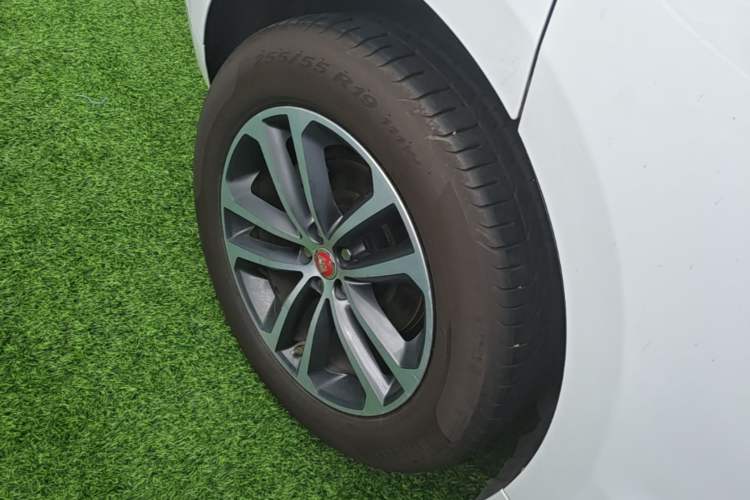 Used Jaguar F-PACE 2016 2.0T Two-Wheel-Drive R-Sport Sport Edition Right Rear Wheel Hub