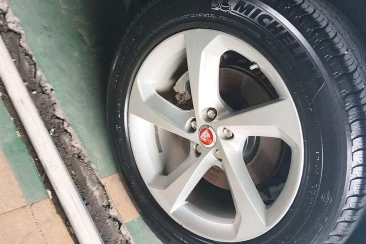 Used Jaguar F-PACE 2016 2.0T Two-Wheel Drive Urban Luxury Edition Right Rear Wheel Hub