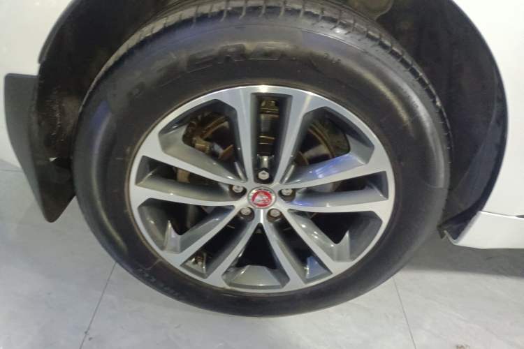 Used Jaguar F-PACE 2016 2.0T Two-Wheel-Drive R-Sport Sport Edition Right Rear Wheel Hub