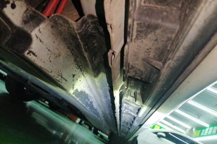 Used Jaguar F-PACE 2016 2.0T Two-Wheel-Drive R-Sport Sport Edition Right Side Sill
