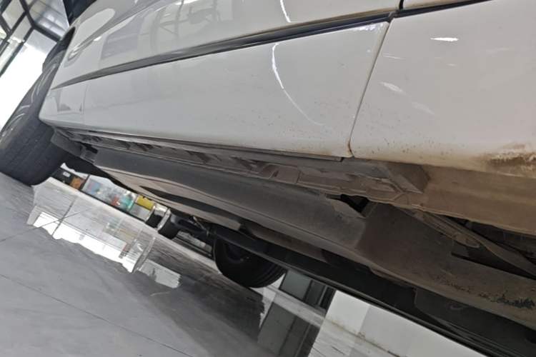 Used Jaguar F-PACE 2016 2.0T Two-Wheel-Drive R-Sport Sport Edition Right Side Sill