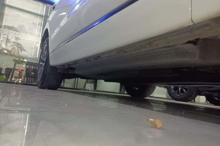 Used Jaguar F-PACE 2016 2.0T Two-Wheel-Drive R-Sport Sport Edition Right Side Sill
