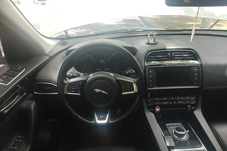 Used Jaguar F-PACE 2016 3.0 SC Four-Wheel Drive R-Sport Sport Edition Steering Wheel