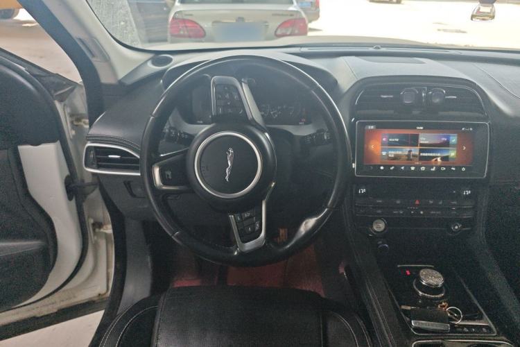 Used Jaguar F-PACE 2016 2.0T Two-Wheel-Drive R-Sport Sport Edition Steering Wheel