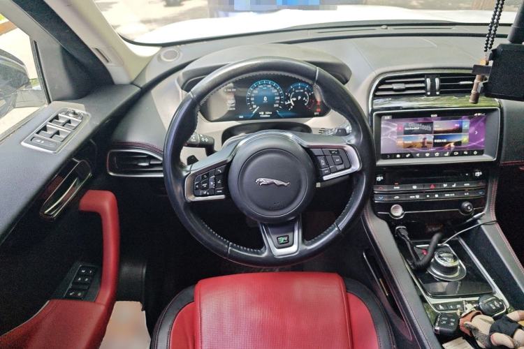 Used Jaguar F-PACE 2016 2.0T Two-Wheel-Drive R-Sport Sport Edition Steering Wheel