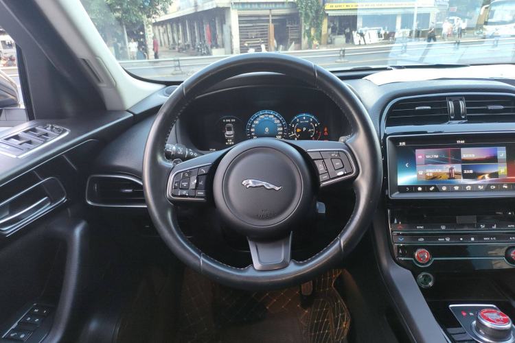 Used Jaguar F-PACE 2016 2.0T Two-Wheel Drive Urban Luxury Edition Steering Wheel