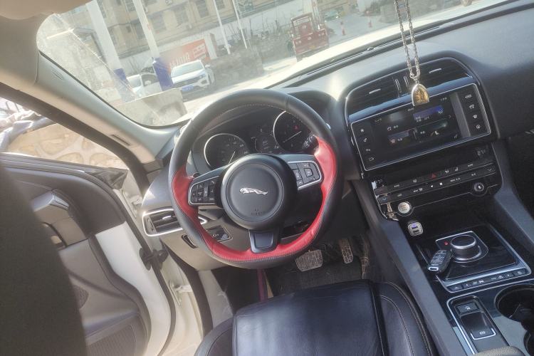 Used Jaguar F-PACE 2016 2.0T Two-Wheel Drive Urban Luxury Edition Steering Wheel