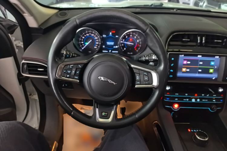 Used Jaguar F-PACE 2016 3.0 SC Four-Wheel Drive R-Sport Sport Edition Steering Wheel