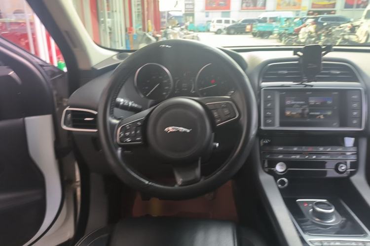 Used Jaguar F-PACE 2016 2.0T Two-Wheel-Drive R-Sport Sport Edition Steering Wheel