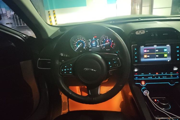 Used Jaguar F-PACE 2016 2.0T Two-Wheel Drive Urban Luxury Edition Steering Wheel