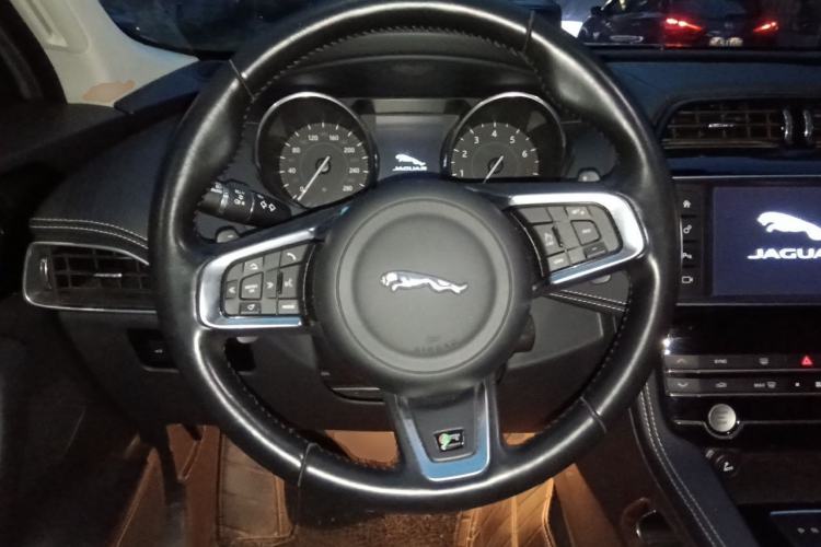 Used Jaguar F-PACE 2016 3.0 SC Four-Wheel Drive R-Sport Sport Edition Steering Wheel