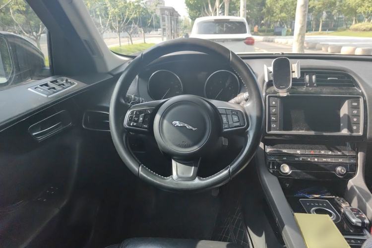 Used Jaguar F-PACE 2016 2.0T Two-Wheel Drive Urban Luxury Edition Steering Wheel