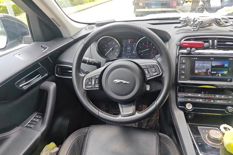 Used Jaguar F-PACE 2016 2.0T Two-Wheel Drive Urban Luxury Edition Steering Wheel